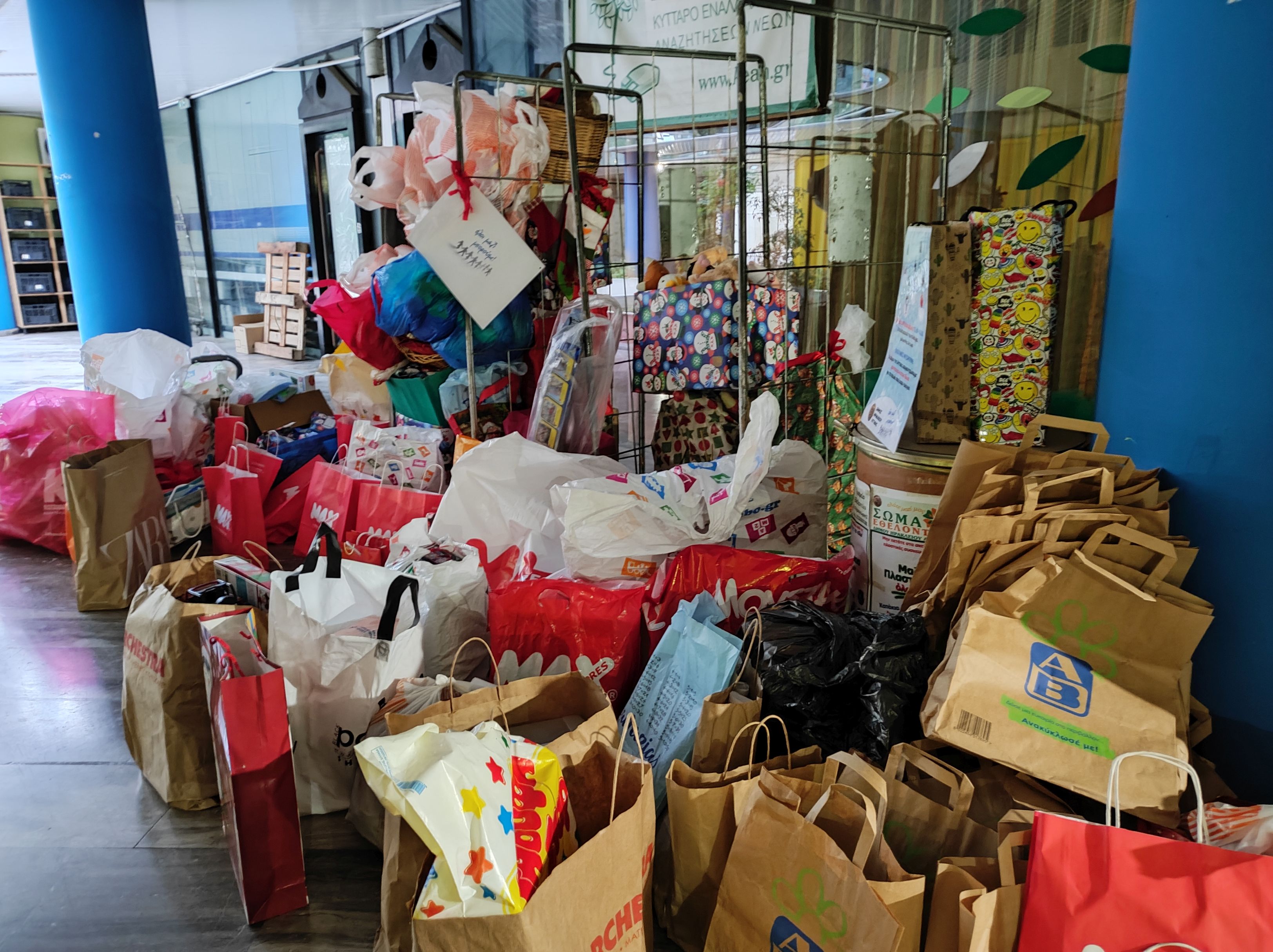 Όλοι Μαζί Μπορέσαμε: συγκινητική η ανταπόκριση του κόσμου στο κάλεσμα του Δήμου Ηρακλείου Αττικής να μαζευτούν δώρα για τα παιδιά