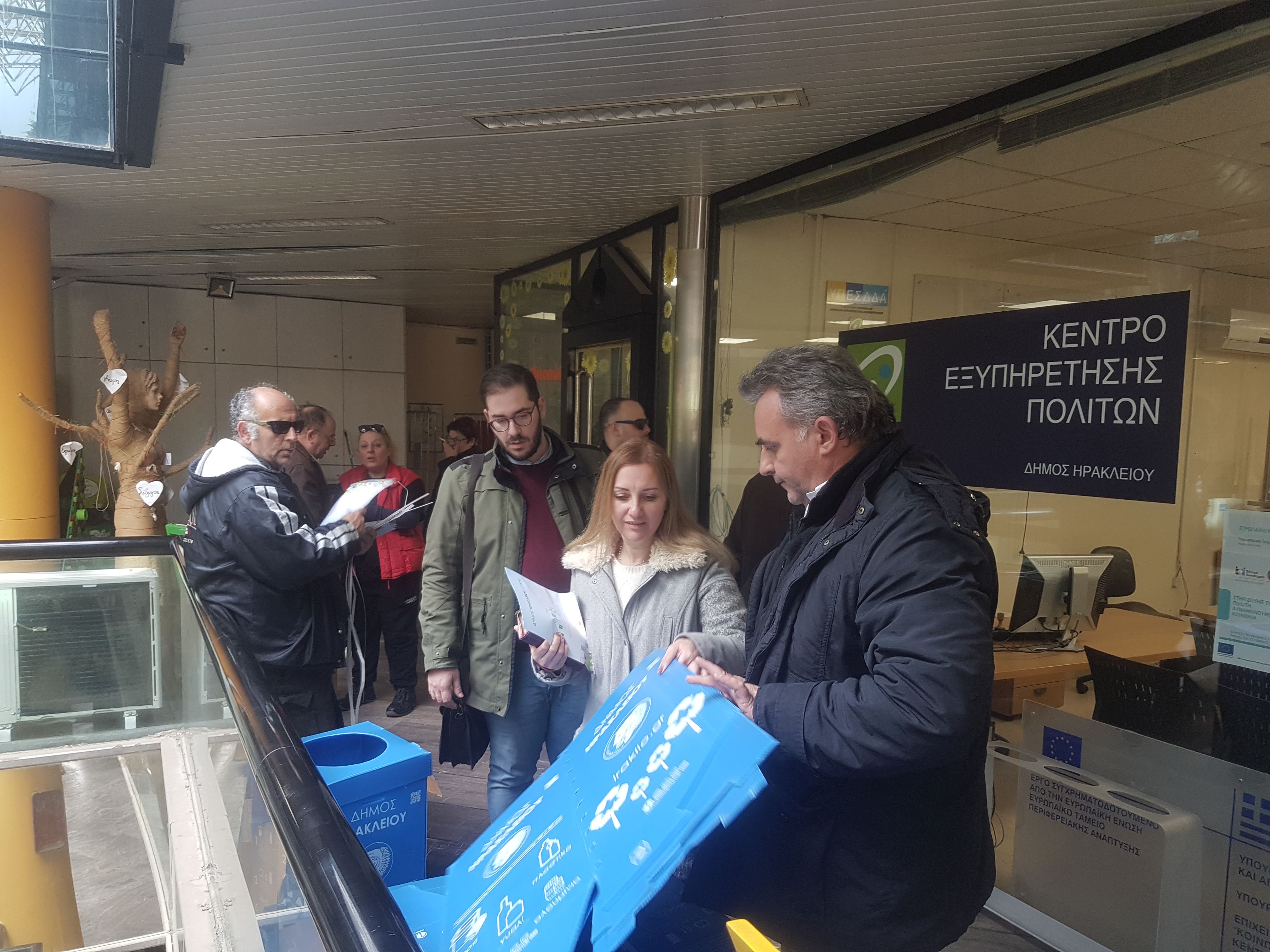 Πάνω από 400 μπλε οικιακοί κάδοι μοιράστηκαν στην πρώτη διανομή του Δήμου Ηρακλείου Αττικής