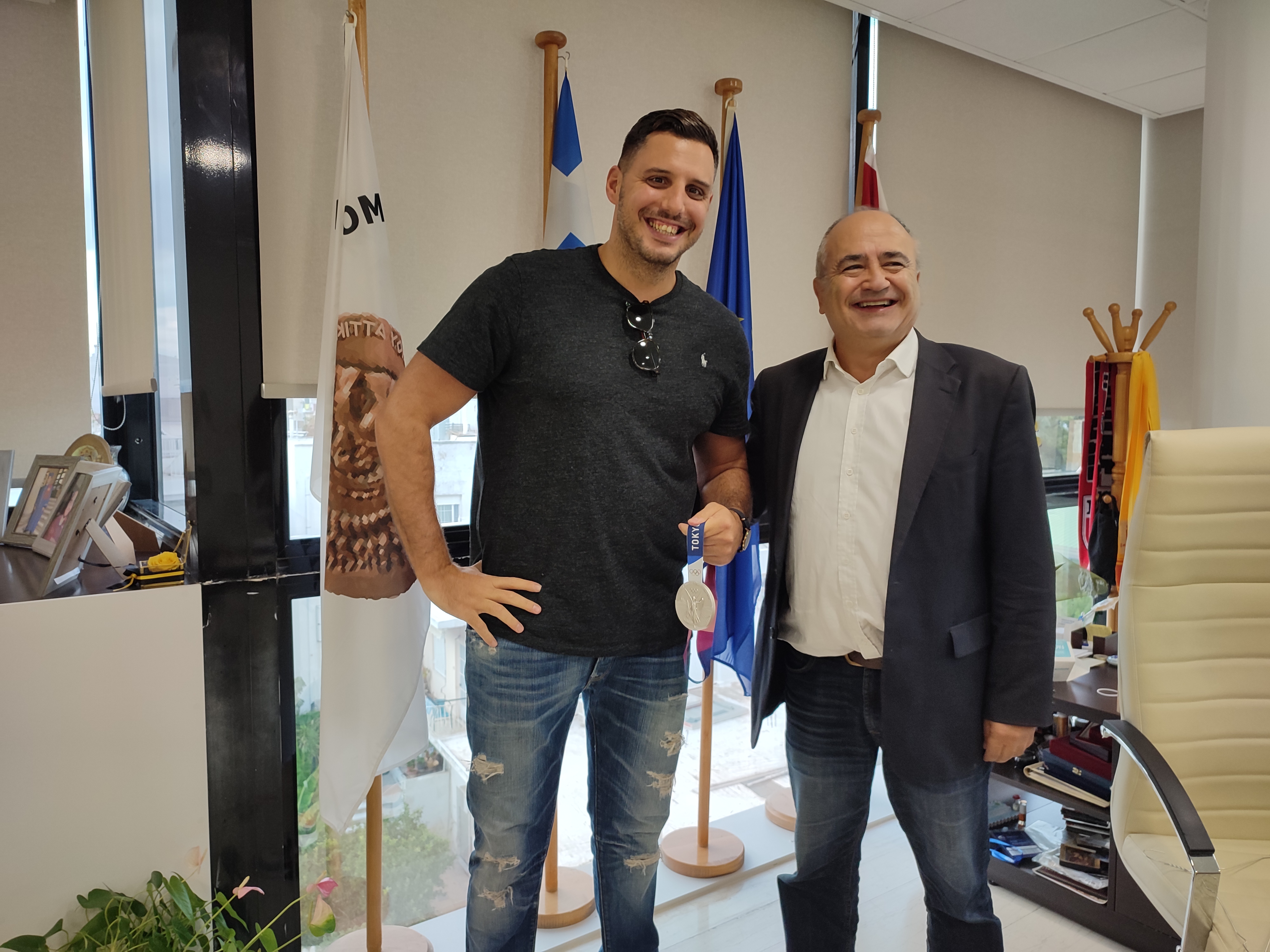 Ο αργυρός Ολυμπιονίκης του πόλο Κώστας Μουρίκης στο δημαρχείο Ηρακλείου Αττικής