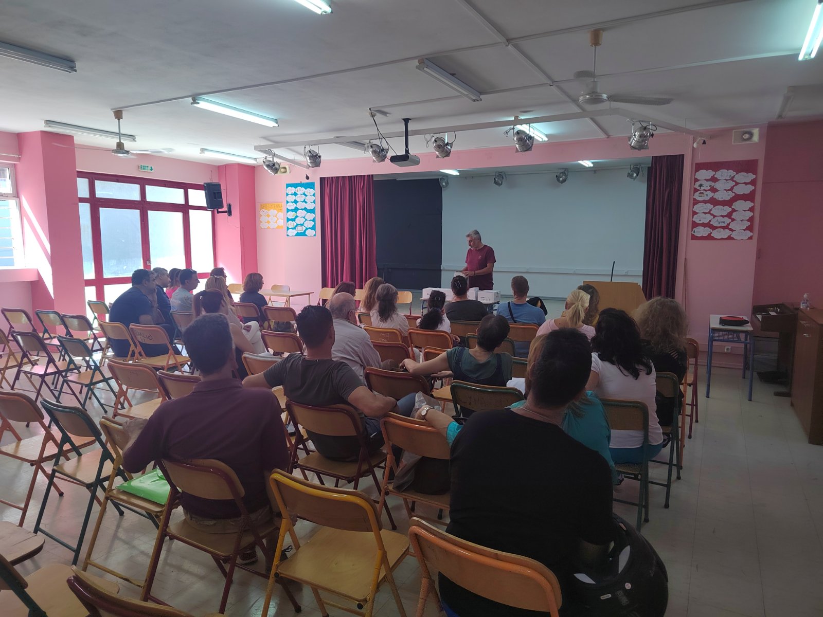 Φορητοί απινιδωτές στα σχολεία του Δήμου Ηρακλείου Αττικής