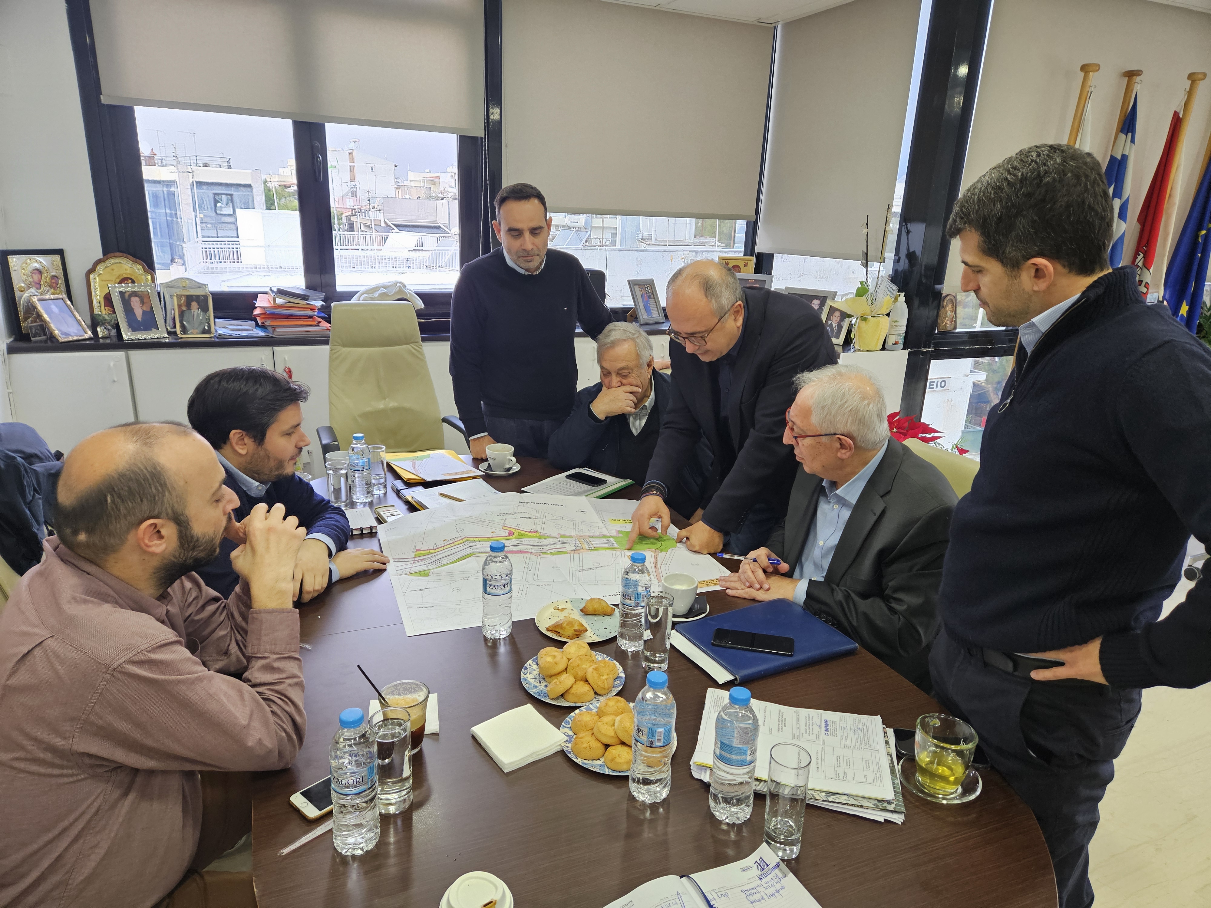 Τέσσερις δήμοι επιβεβαίωσαν την κοινή τους στάση για το έργο της διάνοιξης της λεωφόρου Κύμης: συνάντηση εργασίας στο δημαρχείο Ηρακλείου Αττικής