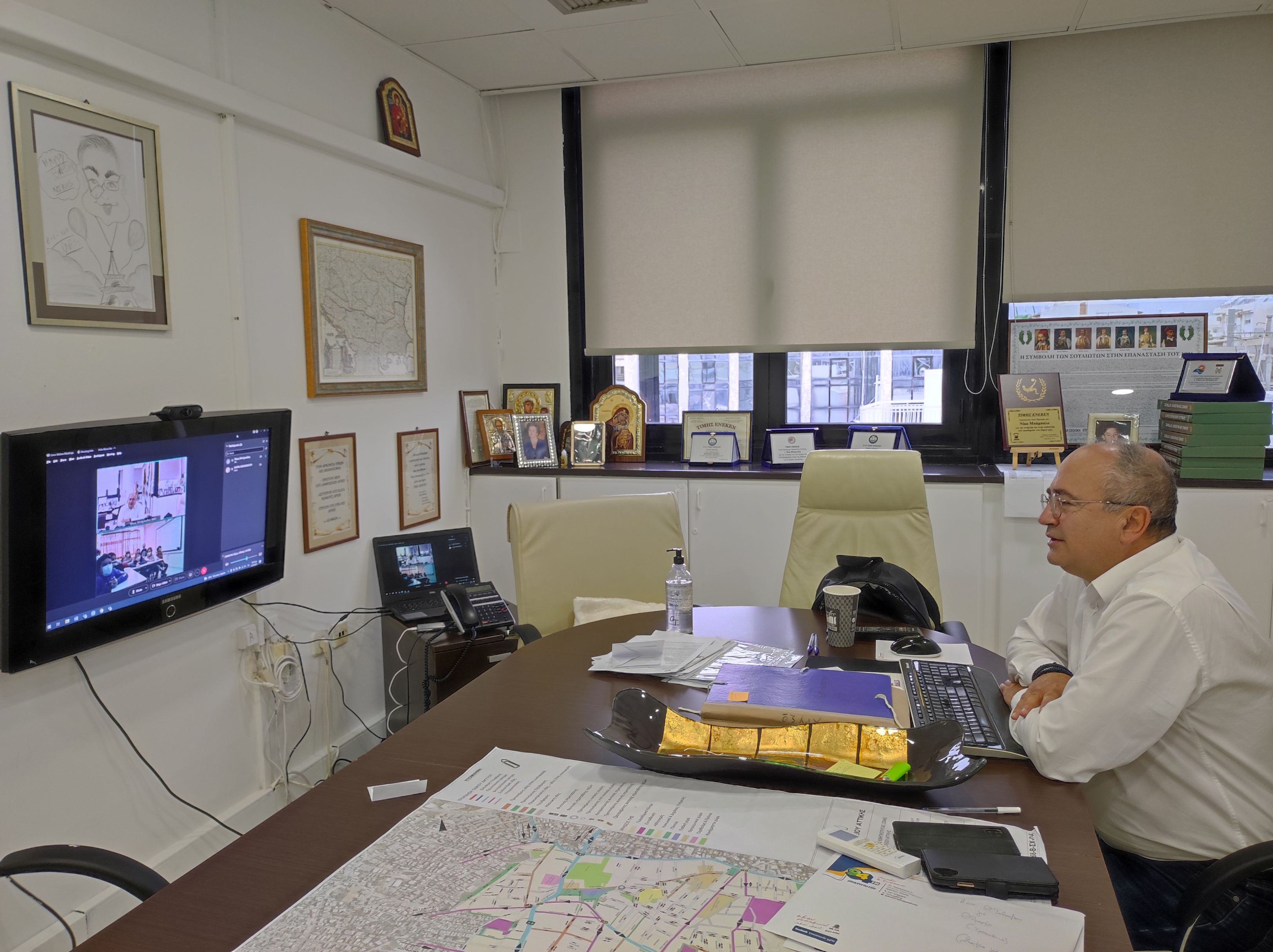 Ο Νίκος Μπάμπαλος συζητά με τα παιδιά του 1ου Δημοτικού της πόλης – Τι είπαν για το Κτήμα Φιξ