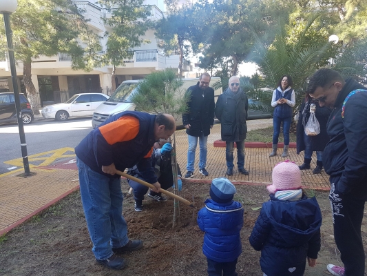 Η εθελοντική δεντροφύτευση του Δήμου Ηρακλείου Αττικής πήγε… Αγία Τριάδα.